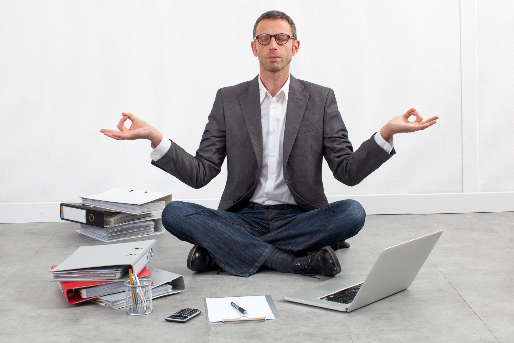 Все в кучу новое видео дзен. Бизнесмен медитирует. Медитация для предпринимателей. Бизнесмен медитирует в офисе. Медитация бизнесмен.